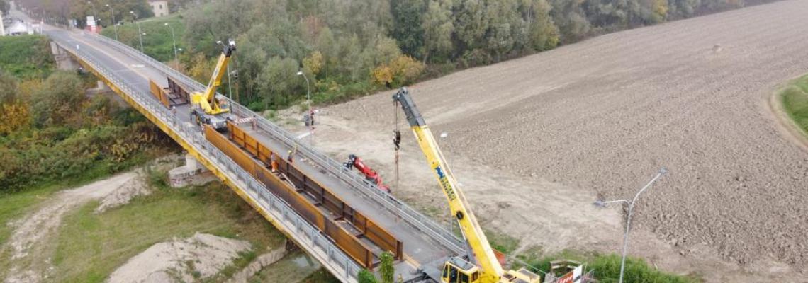 Veduta dall'alto della posa della passerella ciclopedonale sul ponte vecchio